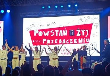 „Powstań i żyj – dzięki przebaczeniu” – wyjątkowe spotkanie klas ósmych w Tarnowie za nami!